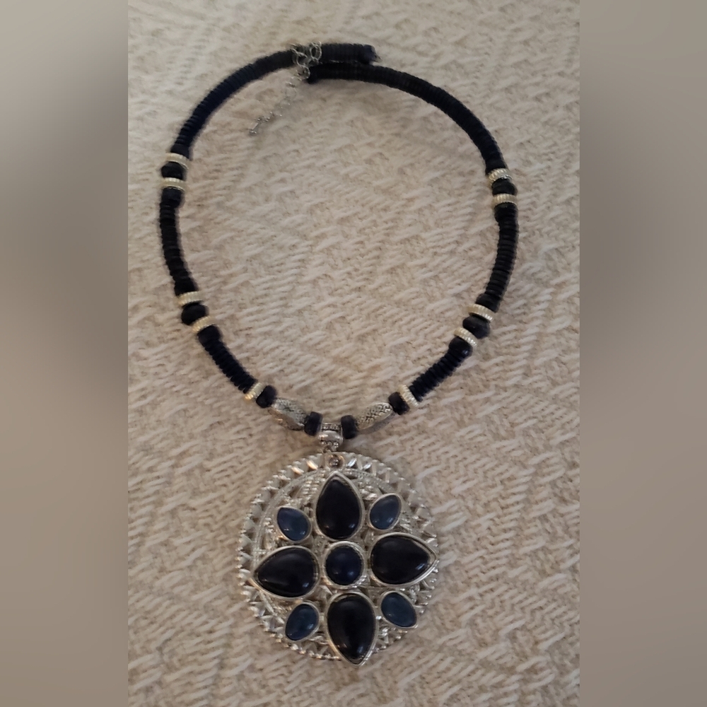 VINTAGE COSTUME JEWELRY CHOKER NECKLACE. BLUE/BLACK STONE FLOWER &SILVER PENDANT